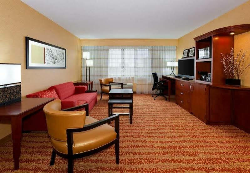 Courtyard Fort Wayne Downtown At Grand Wayne Convention Center Exterior photo